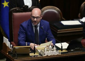 Camera, Fontana: “L’Italia non deve omologarsi”. Opposizioni attaccano