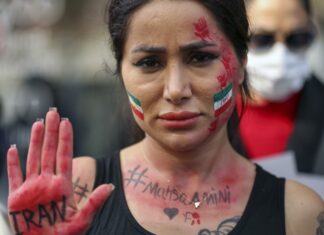 Iran: folla per l’arrivo dell’atleta Rekabi a Teheran, ‘velo via per errore’