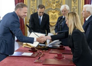 Governo: giuramento tra look sobri e parenti emozionati, Meloni recita a memoria la formula