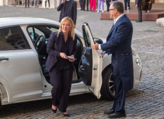 Governo, Meloni arriva a Palazzo Chigi: “Ingresso emotivamente impattante”