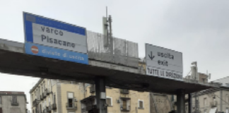 Prova a strangolare una agente di Polizia per violentarla, preso