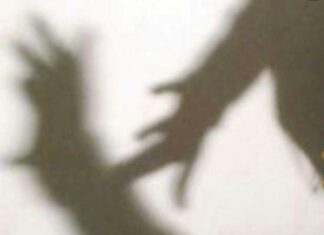 Roma, abusa della figlia di 2 anni e pubblica i video sul web: arrestato 33enne