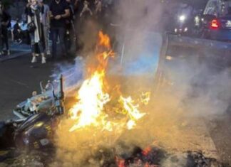 Tensioni in Iran, incendio e spari nel carcere di Teheran