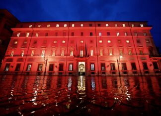 Violenza su donne: Palazzo Chigi si illumina di rosso