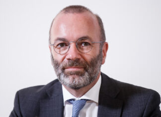 Migranti, Weber (Ppe): “Giusto accogliere ma l’Italia lasciata sola”