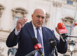 Ucraina: le opposizioni si dividono sulla pace ed è scontro Crosetto-Conte. Il ministro, sull’invio delle armi decide il Parlamento