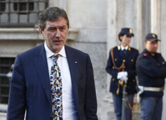 Abruzzo, Marsilio cade fratturandosi il piede: sarà sottoposto ad intervento