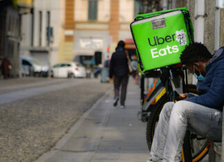 Firenze: rider aggredito con spray urticante, picchiato e rapinato