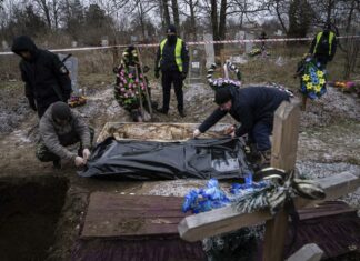 Guerra in Ucraina: base aerea russa attaccata da un drone. Putin visita la Crimea