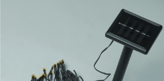 Natale, l'albero brilla con la luce solare