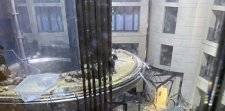 Berlino, esploso il più grande acquario cilindrico del mondo