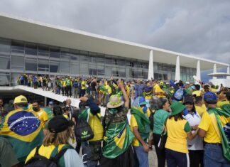 Brasile, i sostenitori Bolsonaro assaltano Parlamento. Arrestati oltre 400 manifestanti