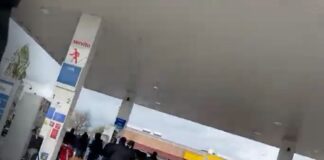 Gli scontri tra ultras del Napoli e della Roma in una stazione di servizio lungo l'Autostrada del Sole