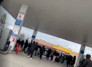 Scontri tra ultras del Napoli e della Roma sull’A1. Un ferito e diversi contusi Gli scontri tra ultras del Napoli e della Roma in una stazione di servizio lungo l'Autostrada del Sole