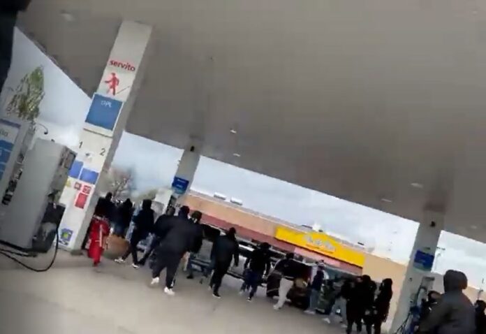 Gli scontri tra ultras del Napoli e della Roma in una stazione di servizio lungo l'Autostrada del Sole