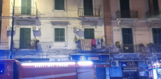 Arenaccia, incendiata un'auto in pieno centro