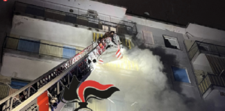 Secondigliano, in fiamme una palazzina di cinque piani