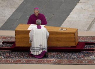 L’addio a Ratzinger, il mondo si ferma per Benedetto XVI