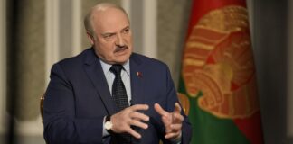 Minsk, il presidente bielorusso Lukashenko intervistato dall'Associated Press Belarus President Alexander Lukashenko speaks during an interview with The Associated Press at the Independence Palace in Minsk, Belarus, Thursday, May 5, 2022. (AP Photo/Markus Schreiber)