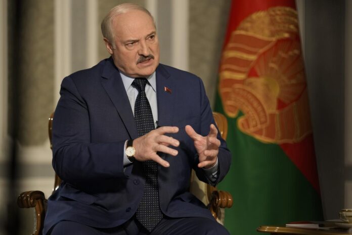 Minsk, il presidente bielorusso Lukashenko intervistato dall'Associated Press Belarus President Alexander Lukashenko speaks during an interview with The Associated Press at the Independence Palace in Minsk, Belarus, Thursday, May 5, 2022. (AP Photo/Markus Schreiber)