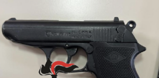 A scuola con una pistola a salve