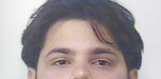 Il figlio del boss e 5 guardaspalle in una smart con una pistola