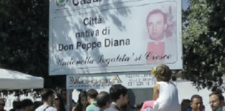 Don Diana vive: la comunità riabbraccia il suo sacerdote