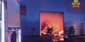 Marcianise, a fuoco un capannone industriale