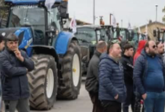 Gli allevatori bufalini bloccano le strade Gli allevatori bufalini bloccano le strade
