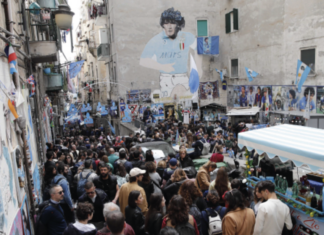 Napoli invasa dai turisti tifosi