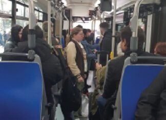 Napoli, tre borseggiatori beccati mentre rubano portafoglio e cellulare ad un turista: arrestati