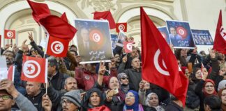 Tunisia, protesta contro le politiche del presidente Kais Saied a Tunisi People take part in a protest against president Kais Saied policies, in Tunis, Tunisia, Sunday, March 5, 2023. Thousands of people marched through Tunisia\'s capital Saturday, decrying an expanding crackdown on opposition voices and a proposed lifting of subsidies for food and other goods. (AP Photo/Hassene Dridi)
