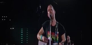 Chris Martin dei Coldplay durante l'esecuzione della canzone di Pino Daniele "Napule è" allo stadio Diego Armando Maradona di Napoli.