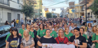 In migliaia alla fiaccolata per Giulia Tramontano