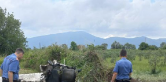 Ultraleggero si schianta al suolo: morti il pilota e il padre