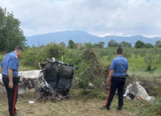 Ultraleggero si schianta al suolo: morti il pilota e il padre Ultraleggero si schianta al suolo: morti il pilota e il padre
