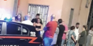 Uccide il figlio a coltellate e poi si spara