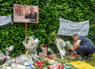 Berlusconi, il giorno dell’addio: in migliaia al Duomo