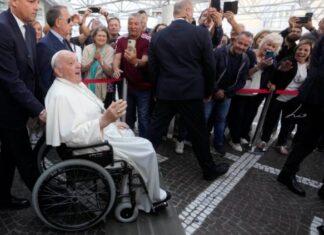 Il Papa dimesso dall’ospedale: “Sono ancora vivo”