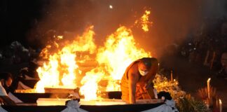 I funerali e la cremazione dei corpi secondo la tradizione buddista. Foto LaPresse