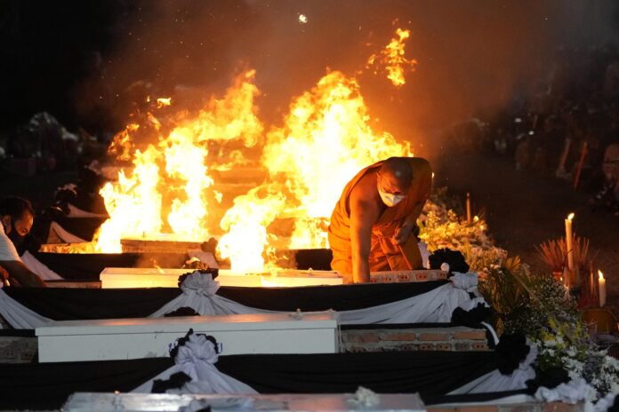 I funerali e la cremazione dei corpi secondo la tradizione buddista. Foto LaPresse