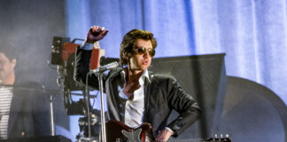 Alex Turner, frontman degli Arctic Monkeys al Glastonbury Festival lo scorso 24 giugno (Joel C Ryan/Invision/AP) Associated Press/LaPresse Only Italy and Spain