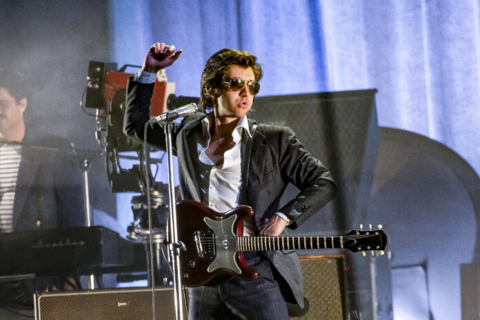 Alex Turner, frontman degli Arctic Monkeys al Glastonbury Festival lo scorso 24 giugno (Joel C Ryan/Invision/AP) Associated Press/LaPresse Only Italy and Spain