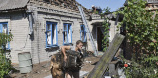 Donna ucraina sotto i bombardamenti russi sulla linea del fronte nella regione di Zaporizhzhia