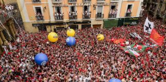 Revellers dressed in red and white fill the town hall square during the \'Chupinazo\' rocket, to mark the official opening of the 2023 San Fermín fiestas in Pamplona, Spain, Thursday, July 6, 2023. (AP Photo/Alvaro Barrientos) Associated Press/LaPresse Only Italy and Spain