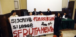 Foto LaPresse - Mourad Balti Touati 08/02/2018 Milano (Ita) - Via conservatorio 7 Cronaca Protesta di alcuni studenti in un aula della sezione scienze politiche dell'università statale di via conservatorio - durante la presentazione di un libro sul lavoro e sui salari minimi gli studenti interrompono la discussione mostrando uno striscione contro lo sfruttamento del lavoro Nella foto: lo striscione mostrato dagli studenti
