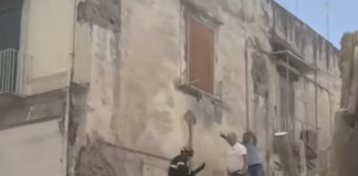 Crolla una palazzina abitata a Torre del Greco