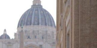 Un alieno, mascotte dei Coldplay, avvistato a Roma