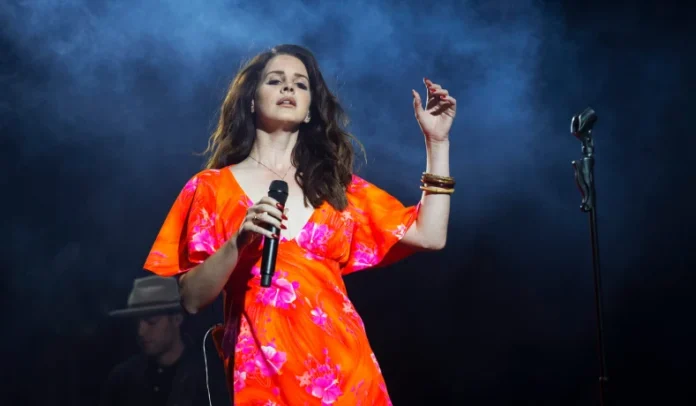 La cantante americana Lana Del Rey si esibisce al festival Coachella a Indio, California, il 13 aprile 2014
