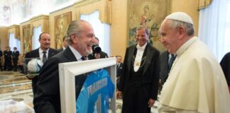 Aurelio De Laurentiis regala una maglia del Napoli a Papa Francesco